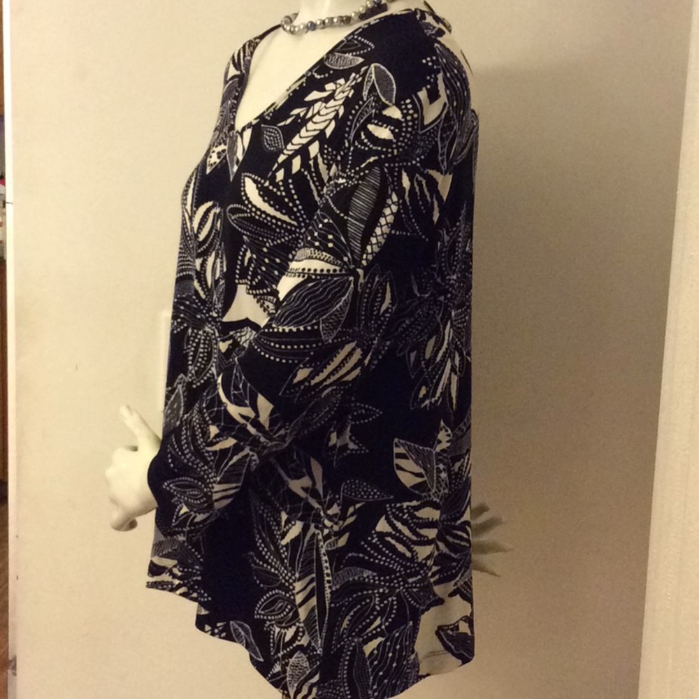 BLACK AND WHITE FLOWERED TOP - Picture 2 of 2